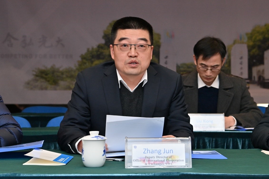 图2国际合作与交流处副处长张俊主持仪式并致开幕词.jpg PA视讯官网